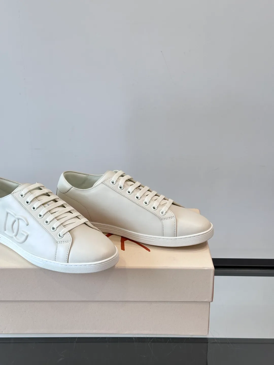 Men's shoes 💰p400 "DG" Dolce & Gabbana fashion casual shoes, high-end boutique men's casual sports shoes! Imported first layer cowhide. The contrasting color design attracts the eye, and the brand logo decoration on the tongue is exquisite and luxurious, super A level! Compared with the genuine product at the counter, the version is no worse at all! size: 38-44 (45 customized)